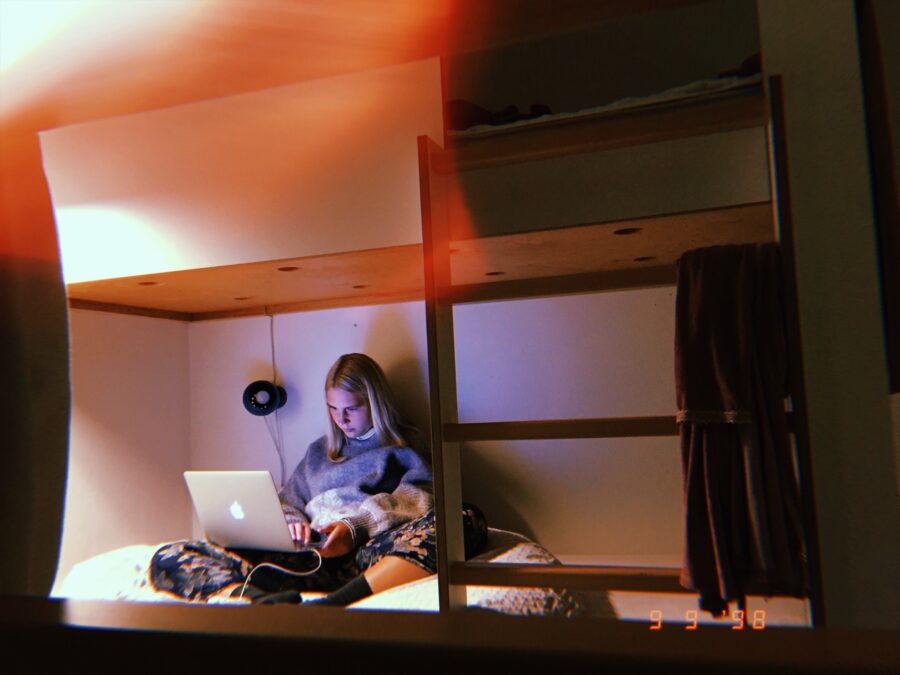 vaerelse-computer-pige