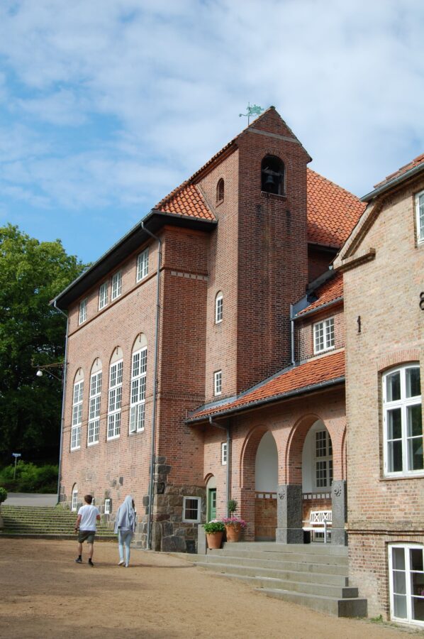 hovedindgangen-sommer-hoejformat-vallekilde-hoejskole